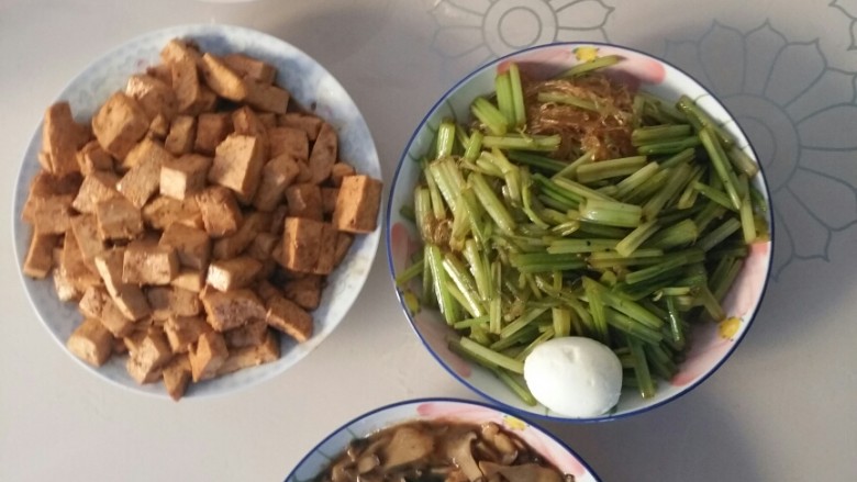 杂和菜,这个是早上炒的菜,周末作息时间不同,早上10点吃的,我也不知道算早饭还是午饭,反正,吃完都11点多了