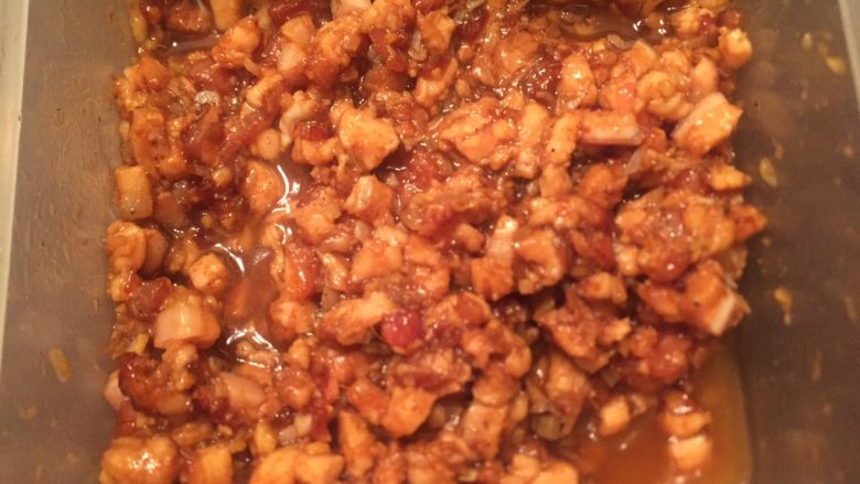 干贝虾皮猪肉竹香酱肉奶香包子,拌好的看上去要油油的,盖好盖子放入冰箱备用。