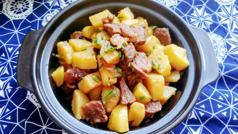 土豆炖牛肉,成品图来一张,诱惑一下。