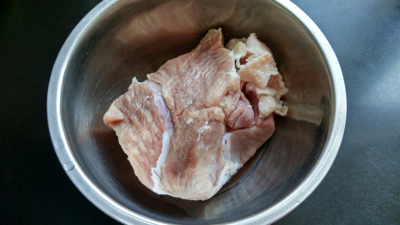 土豆炖牛肉,<a style='color:red;display:inline-block;' href='/shicai/ 216'>牛肉</a>提前泡出血水洗净。