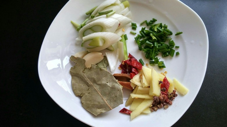 土豆炖牛肉,生姜切片,辣椒,小葱切碎,大葱切片备用。
