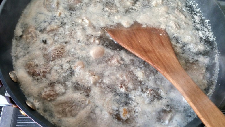 土豆炖牛肉,烧开后撇去浮沫将牛肉捞出,用温水冲洗一下。