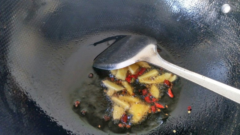 土豆炖牛肉,锅内放油,将生姜,辣椒,花椒入锅爆香。