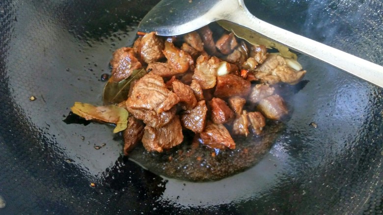 土豆炖牛肉,放<a style='color:red;display:inline-block;' href='/shicai/ 718'>料酒</a>,老抽翻炒,再将八角,桂皮,香叶放入,放盐,翻炒。