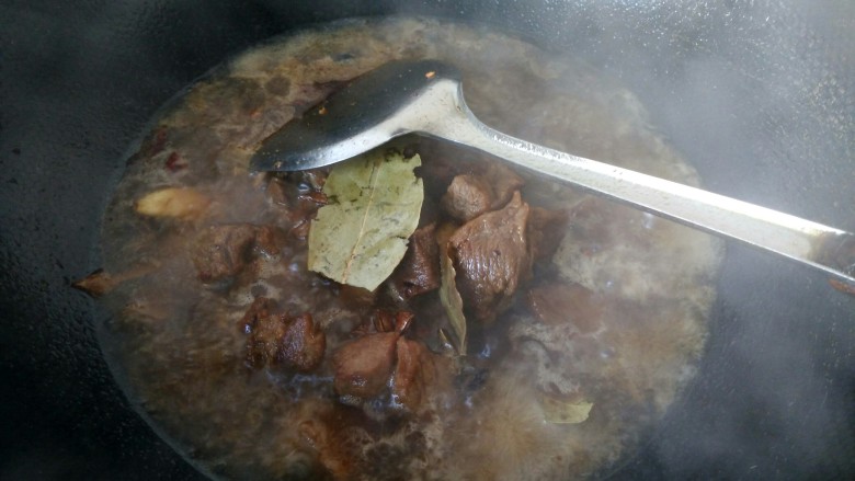 土豆炖牛肉,锅中倒入适量的开水,水可以倒多一点。