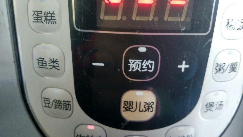 土豆炖牛肉,烧开后将牛肉倒入电压力锅中,按牛羊肉键。