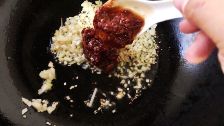 麻婆豆腐,放入两大勺<a style='color:red;display:inline-block;' href='/shicai/ 11801'>郫县豆瓣</a>酱，中小火，煸炒出红油。