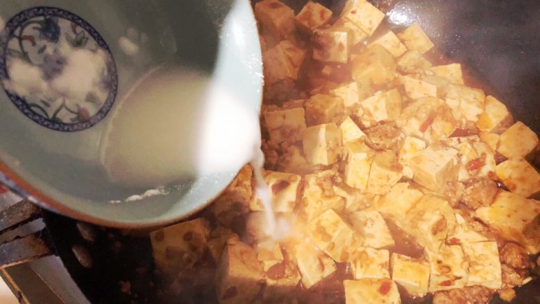麻婆豆腐,中火炖20分钟，汤汁收的差不多了，加入水淀粉勾芡。