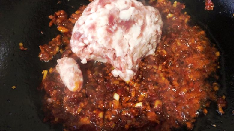 麻婆豆腐,放入<a style='color:red;display:inline-block;' href='/shicai/ 442'>肉末</a>，炒到肥肉里的油都出来，这样吃起来不腻