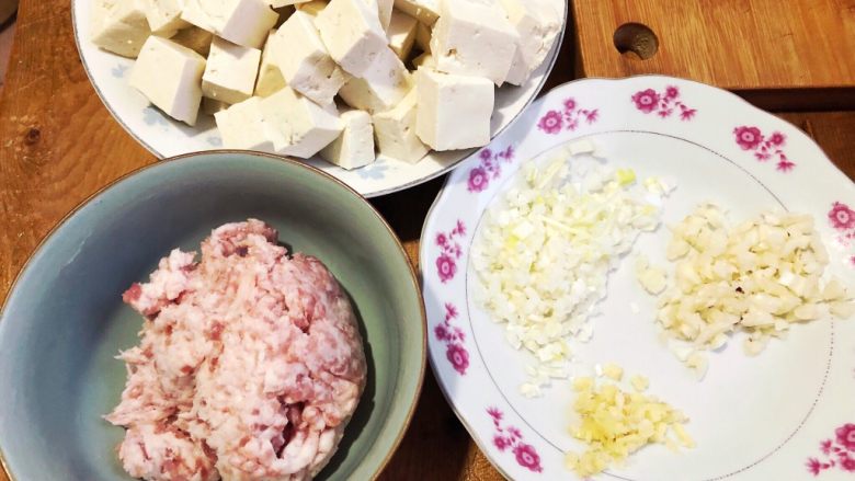 麻婆豆腐,豆腐切块，不要太大，葱姜蒜切末。