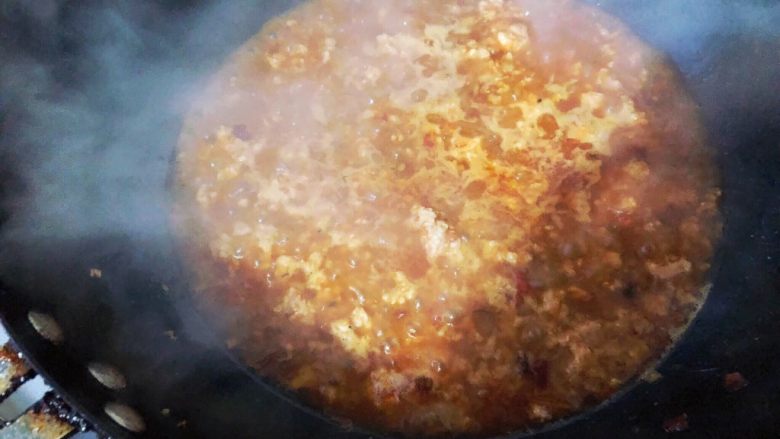 麻婆豆腐,加入适量开水。