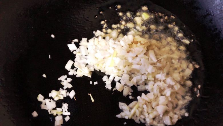 麻婆豆腐,放入葱姜蒜末，煸炒出香味