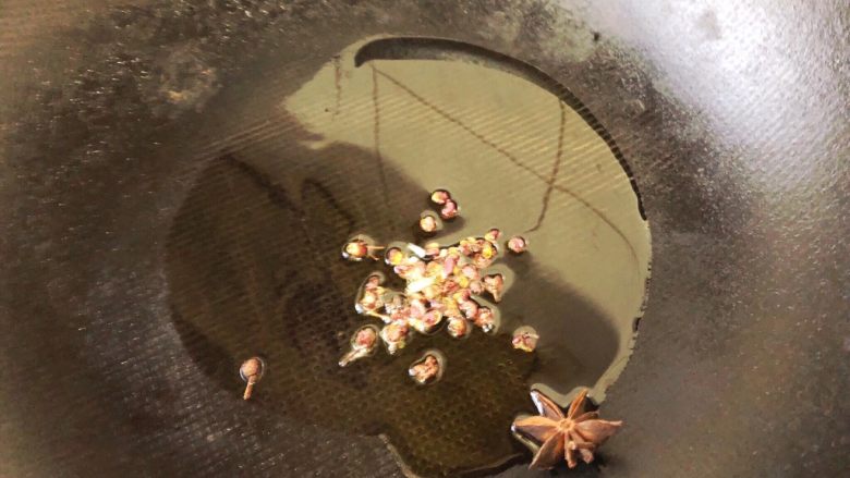 麻婆豆腐,热锅凉油，放入<a style='color:red;display:inline-block;' href='/shicai/ 700'>花椒</a>和<a style='color:red;display:inline-block;' href='/shicai/ 695'>八角</a>，煸炒出香味。喜欢麻一点的就多放点<a style='color:red;display:inline-block;' href='/shicai/ 700'>花椒</a>。炒出香味后，<a style='color:red;display:inline-block;' href='/shicai/ 695'>八角</a>和<a style='color:red;display:inline-block;' href='/shicai/ 700'>花椒</a>，捞出，弃之不用。