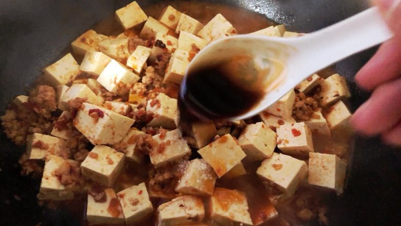 麻婆豆腐,加入一大勺<a style='color:red;display:inline-block;' href='/shicai/ 788'>生抽</a>。