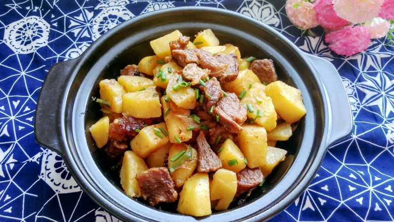 土豆炖牛肉,出锅,装盘,牛肉软烂,土豆粉糯,香味浓郁,好吃的停不下来。