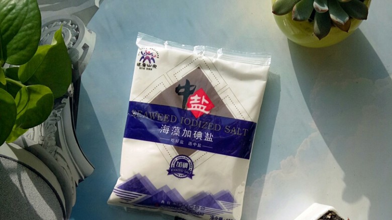冰糖蜂蜜柚子茶,准备一袋盐,取一小把备用