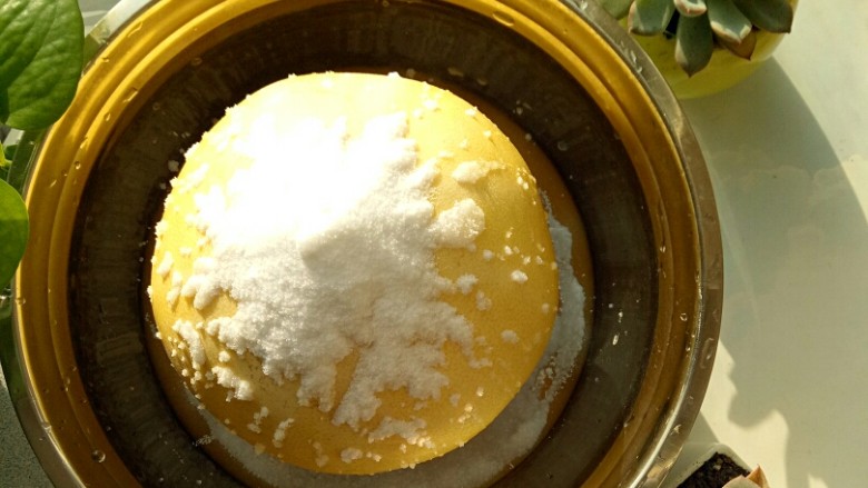 冰糖蜂蜜柚子茶,把盐撒在柚子上,用手搓一搓,去掉表皮的蜡