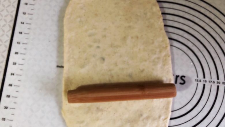 全麦蔓越莓椰蓉吐司,用擀面杖再擀一下,尽量压实果干和椰蓉