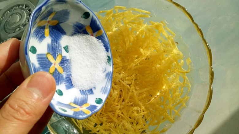 冰糖蜂蜜柚子茶,把柚子皮泡在清水里,倒入盐,目的是为了去除柚子皮的苦味