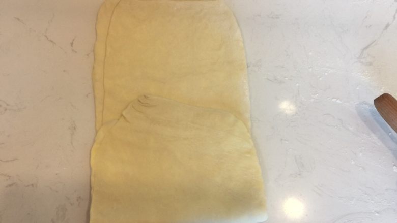 可颂,将面团划分为3部分,最下一部分向上折起,上部分再降整体覆盖住。放入冷冻室降温20min。
