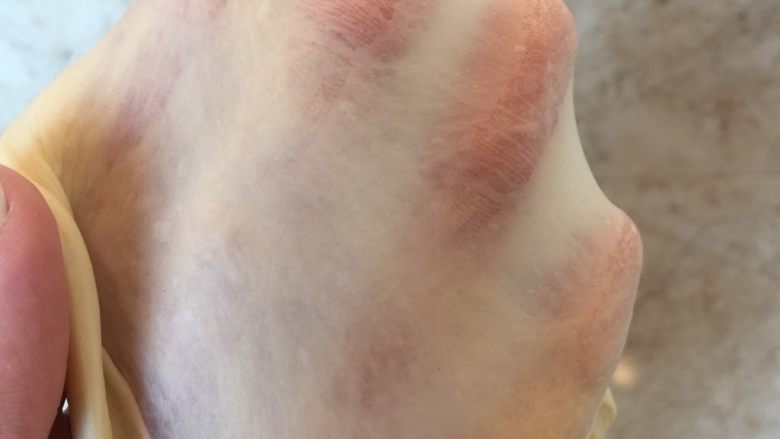 可颂,面团部分所有材料放入厨师机打至出膜,搓破后边缘呈锯齿状。没有厨师机的话可以用面包机或手揉代替!