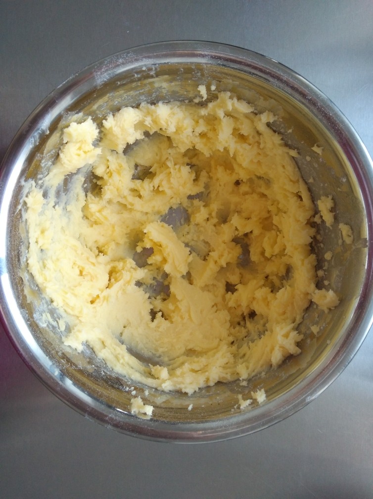 最最全面详细的——香草卡仕达 酥皮泡芙,先制作酥皮
<a style='color:red;display:inline-block;' href='/shicai/ 887'><a style='color:red;display:inline-block;' href='/shicai/ 887'><a style='color:red;display:inline-block;' href='/shicai/ 887'>黄油</a></a></a>和糖粉，搅打均匀，无需打发。