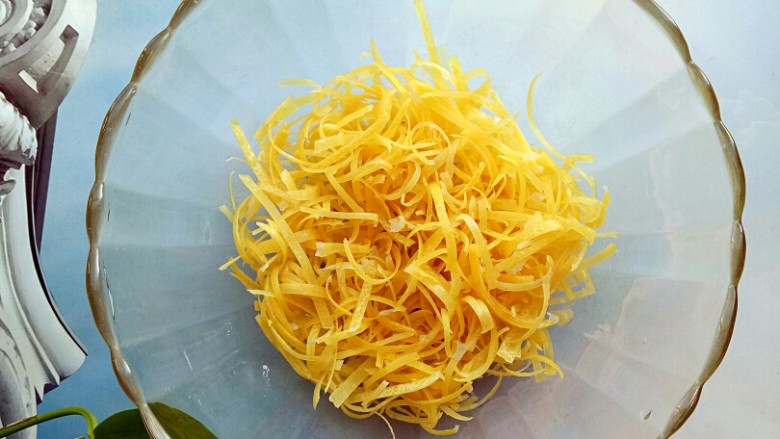 冰糖蜂蜜柚子茶,冲洗干净黄皮后,备用