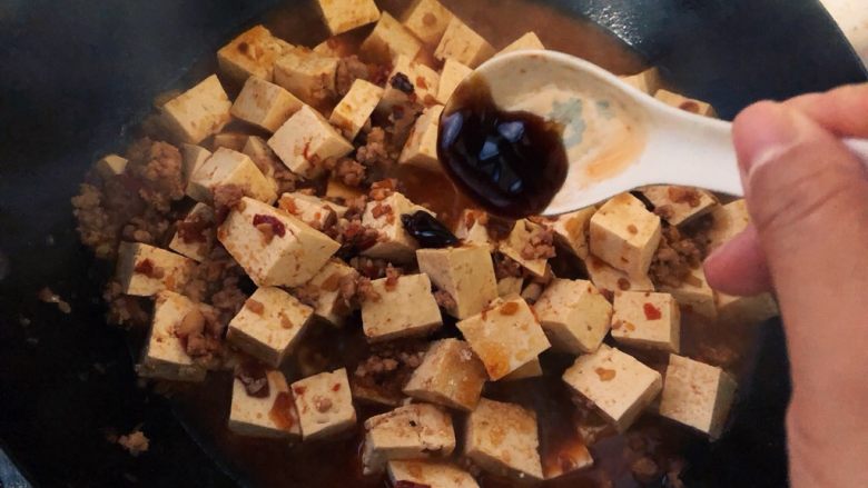 麻婆豆腐,加入半勺<a style='color:red;display:inline-block;' href='/shicai/ 721'>蚝油</a>。这些都有咸度，就不用放盐了，口重的可以根据自己口味加一些盐。