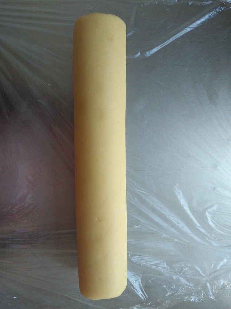 最最全面详细的——香草卡仕达 酥皮泡芙,筛入<a style='color:red;display:inline-block;' href='/shicai/ 548'><a style='color:red;display:inline-block;' href='/shicai/ 548'>低筋面粉</a></a>，揉成团，整理成均匀的长条状，放入冷藏。（泡芙做的快的话可放入冷冻）