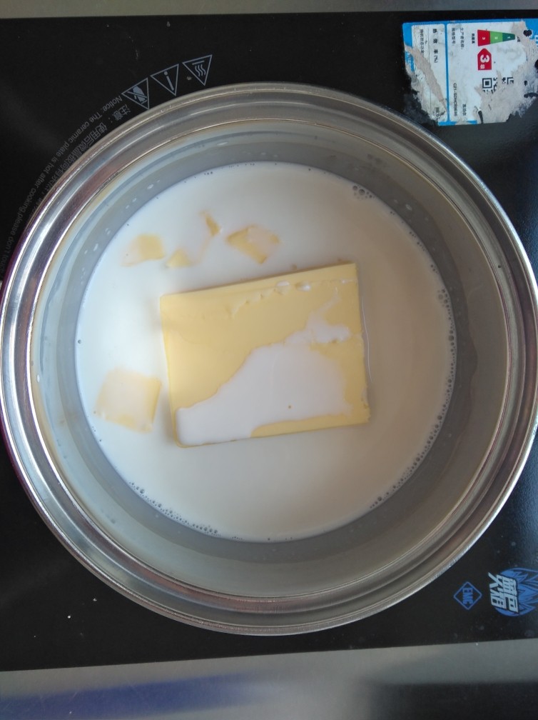 最最全面详细的——香草卡仕达 酥皮泡芙,下面制作泡芙
将<a style='color:red;display:inline-block;' href='/shicai/ 219'><a style='color:red;display:inline-block;' href='/shicai/ 219'>牛奶</a></a>、细砂糖、黄油放入奶锅，小火煮至沸腾。
