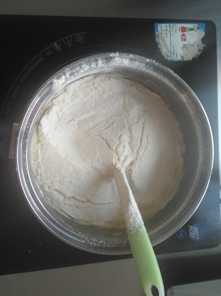 最最全面详细的——香草卡仕达 酥皮泡芙,然后关火，筛入低筋面粉，立马翻拌均匀。