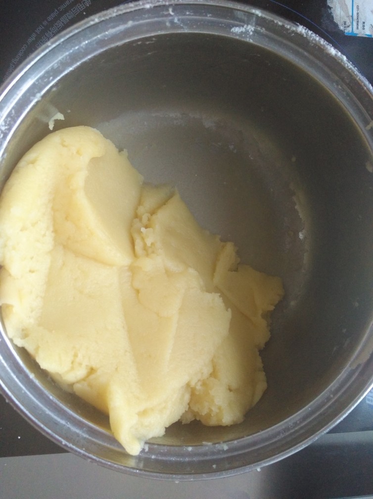 最最全面详细的——香草卡仕达 酥皮泡芙,面粉翻拌均匀后，开小火，不停翻拌面糊，直到最后锅底出现一层薄膜，面糊也由开始散乱的变成一团。