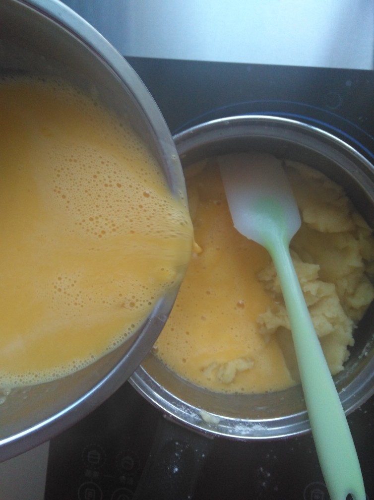 最最全面详细的——香草卡仕达 酥皮泡芙,然后倒入一半打散的<a style='color:red;display:inline-block;' href='/shicai/ 9'>鸡蛋</a>液，拌匀。
（注意，现在天气比较冷，<a style='color:red;display:inline-block;' href='/shicai/ 9'>鸡蛋</a>液需提前放在40度左右的温水上，隔水热一下）