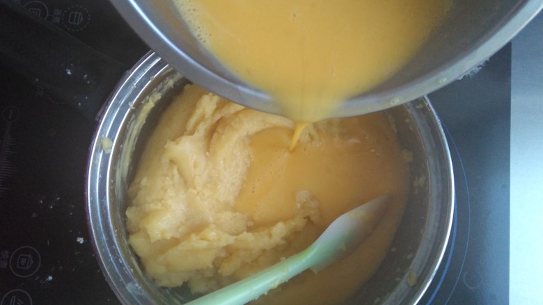 最最全面详细的——香草卡仕达 酥皮泡芙,拌匀之后，再倒入一半鸡蛋液，拌匀。此时需观察面糊状态，再慢慢加入剩下的鸡蛋液。
（敲黑板，注意，鸡蛋液不一定全加入，主要看面糊的状态，到了状态就不用再加了。）
此时上下火230度，预热烤箱。