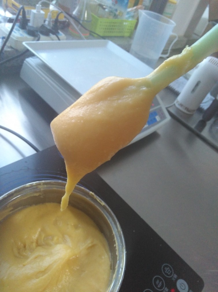 最最全面详细的——香草卡仕达 酥皮泡芙,需要达到的状态就是，提起刮刀或者打蛋器，面糊会滴落一部分，（我这个正在滴，拍下来了），剩下在刮刀上的，呈现倒三角▽状态，此时面糊很细滑、光亮。