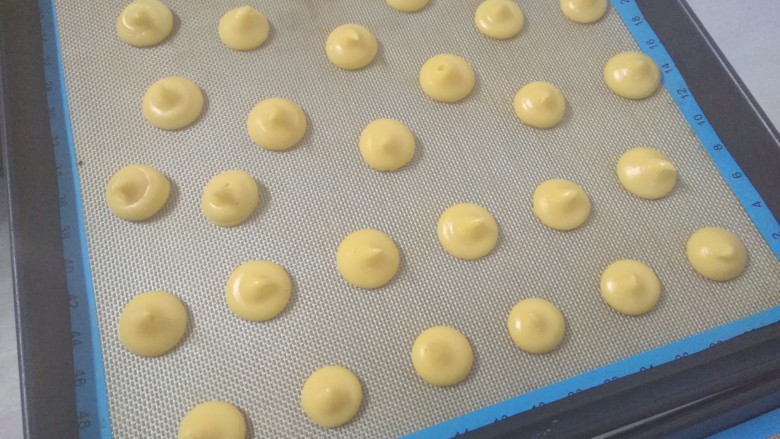 最最全面详细的——香草卡仕达 酥皮泡芙,装入裱花袋，挤出大小均匀的泡芙。