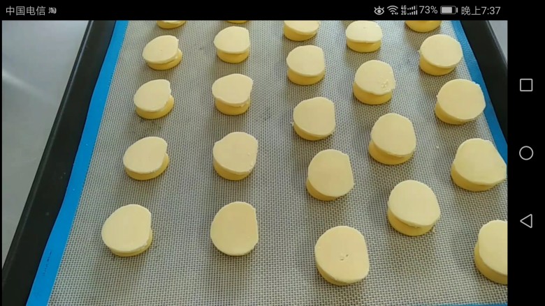 最最全面详细的——香草卡仕达 酥皮泡芙,将酥皮取出，切成厚薄均匀的薄片，然后放在刚才挤得泡芙上。