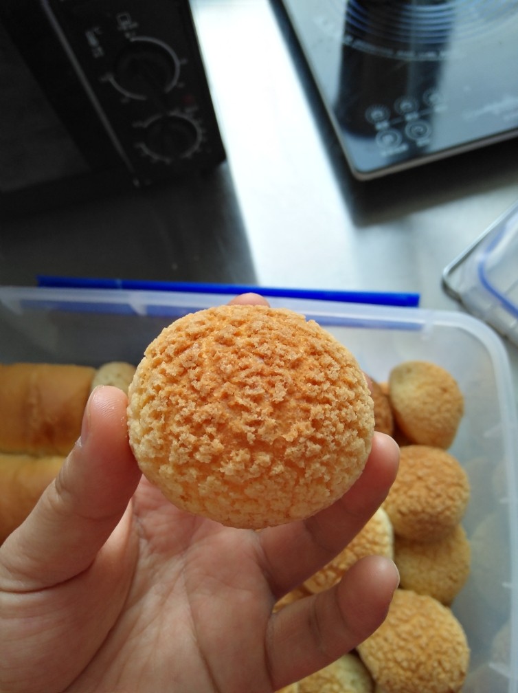 最最全面详细的——香草卡仕达 酥皮泡芙,放入烤箱，将烤箱温度调成上下火220度，烤10-12分钟，等到泡芙完全膨胀起来，再调成180度14分钟。
（具体烤箱，具体调试，因为每个烤箱实际温度不同）