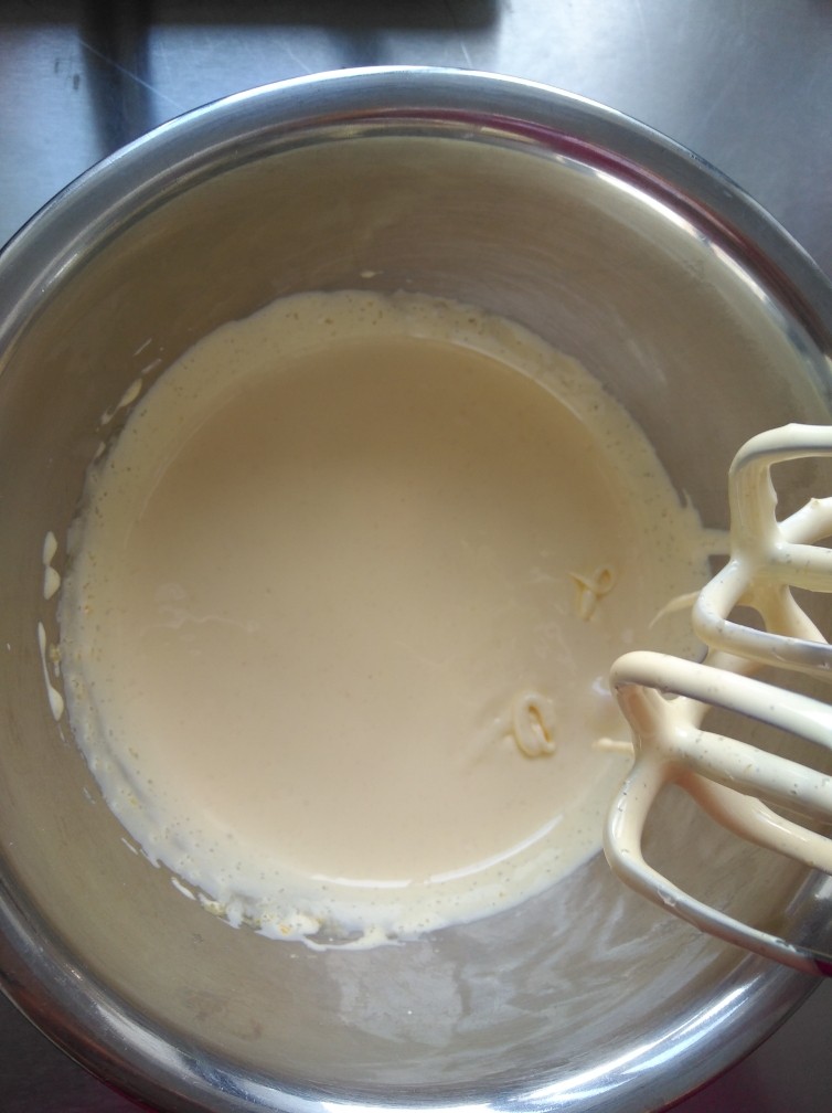 最最全面详细的——香草卡仕达 酥皮泡芙,下面制作香草卡仕达酱
将<a style='color:red;display:inline-block;' href='/shicai/ 15'>蛋黄</a>与糖粉混合，搅打至颜色发白、体积变大。