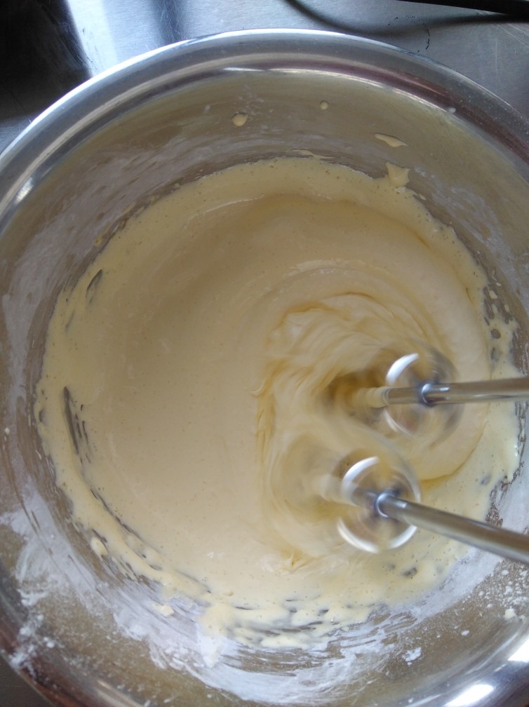 最最全面详细的——香草卡仕达 酥皮泡芙,筛入<a style='color:red;display:inline-block;' href='/shicai/ 512'>玉米淀粉</a>，搅打均匀。