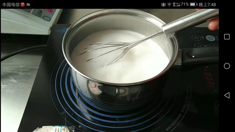 最最全面详细的——香草卡仕达 酥皮泡芙,将牛奶倒入奶锅，然后滴入几滴<a style='color:red;display:inline-block;' href='/shicai/ 780'>香草精</a>，小火煮开锅。