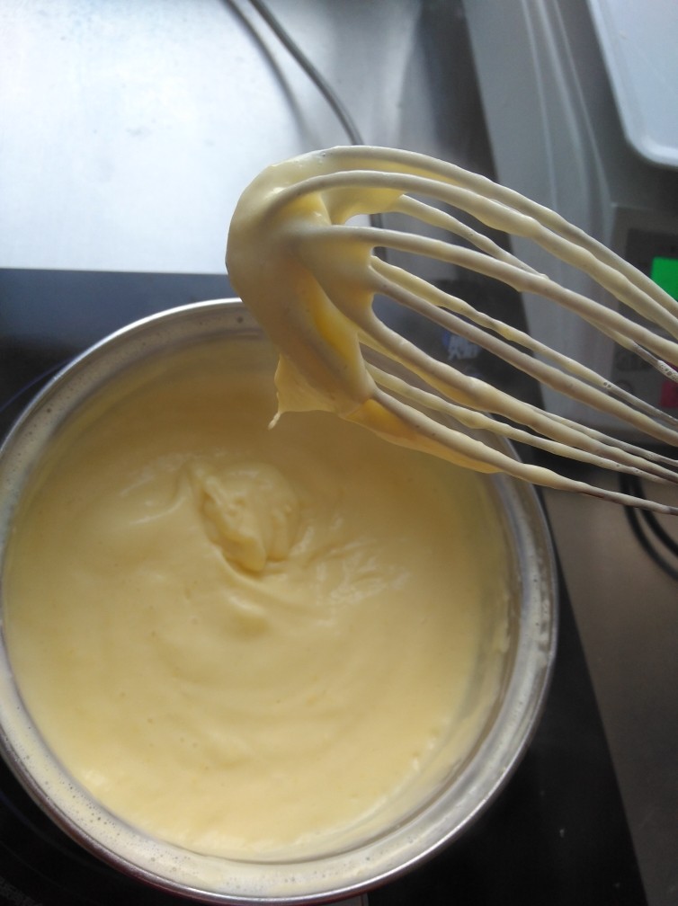 最最全面详细的——香草卡仕达 酥皮泡芙,小火加热，煮至浓稠。