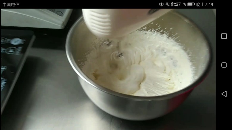 最最全面详细的——香草卡仕达 酥皮泡芙,将<a style='color:red;display:inline-block;' href='/shicai/ 8197'>淡奶油</a>和砂糖，搅打至67分发。