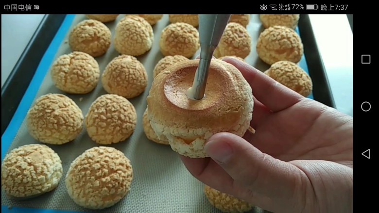 最最全面详细的——香草卡仕达 酥皮泡芙,此时的泡芙已凉透，挤入香草卡仕达酱。