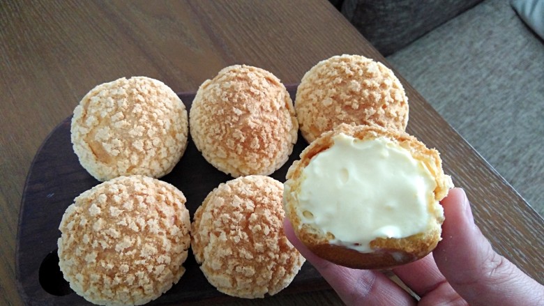 最最全面详细的——香草卡仕达 酥皮泡芙,咬一口，表皮酥脆，内陷香甜柔滑。
一口一口完全停不下来啊~