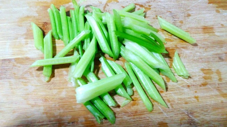 香芹炒豆干,芹菜切段备用