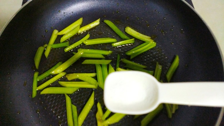 香芹炒豆干,放入盐翻炒均匀