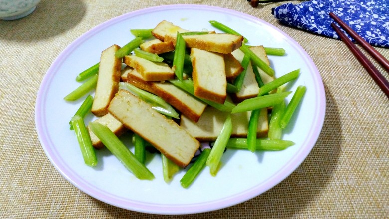 香芹炒豆干,做好的芹菜炒豆干。