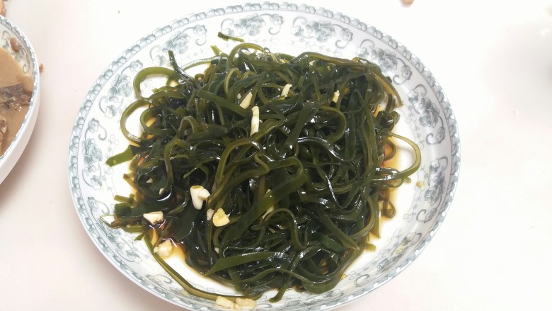 凉拌海带丝,拌匀装盘：海带控干水分，加入调好的配料，搅拌均匀，装盘即可。
