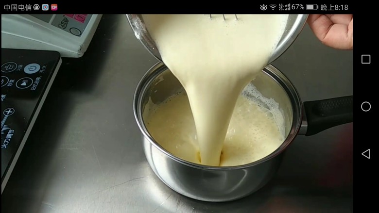 最最全面详细的——香草卡仕达 酥皮泡芙,将煮开锅的牛奶缓慢倒入蛋黄糊中，搅拌均匀，再重新倒回奶锅。